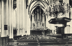 12947 Interieur van de St.-Joriskerk (Hof 1) te Amersfoort: de middenbeuk met preekstoel en op de achtergrond het hoofdorgel.